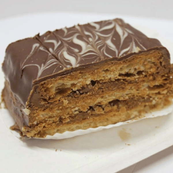 “Panadería Chile – España, tiene una completa oferta en Pan, Pastelería, Rotisería y Botillería.  Su trayectoria de 70 años, la constituyen en un establecimiento de reconocido prestigio por la calidad de sus productos y excelente atención.”
