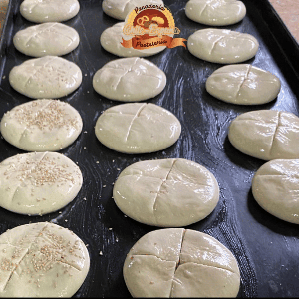 “Panadería Chile – España, tiene una completa oferta en Pan, Pastelería, Rotisería y Botillería.  Su trayectoria de 70 años, la constituyen en un establecimiento de reconocido prestigio por la calidad de sus productos y excelente atención.”